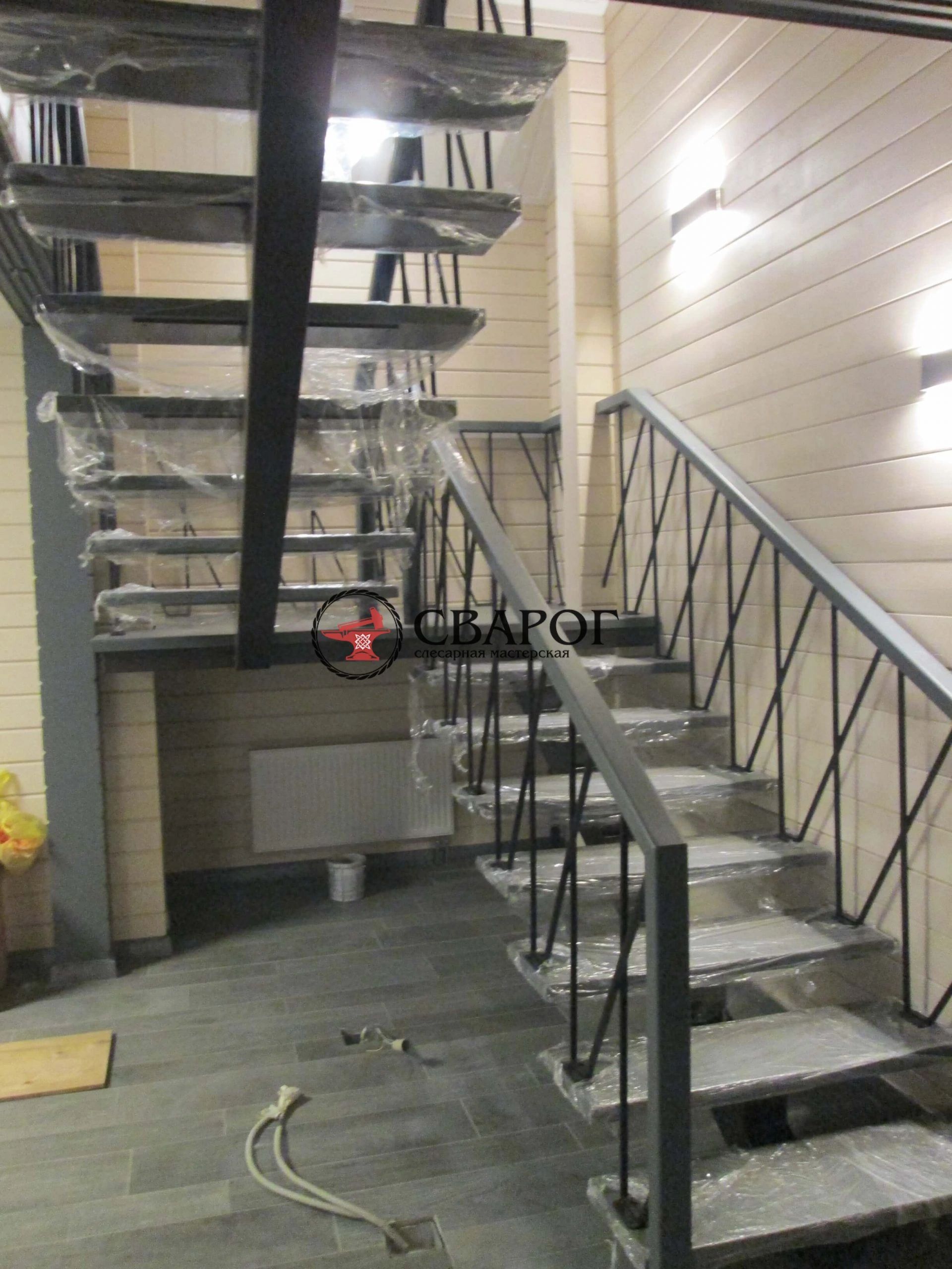 П-образная лестница с промежуточной площадкой на второй этаж (деревянная), купить в Москве