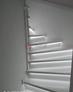 Белая деревянная лестница Рим с подсветкой фото2