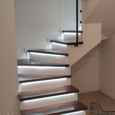 Декоративная лестница Генуя с дубовыми степенями фото1